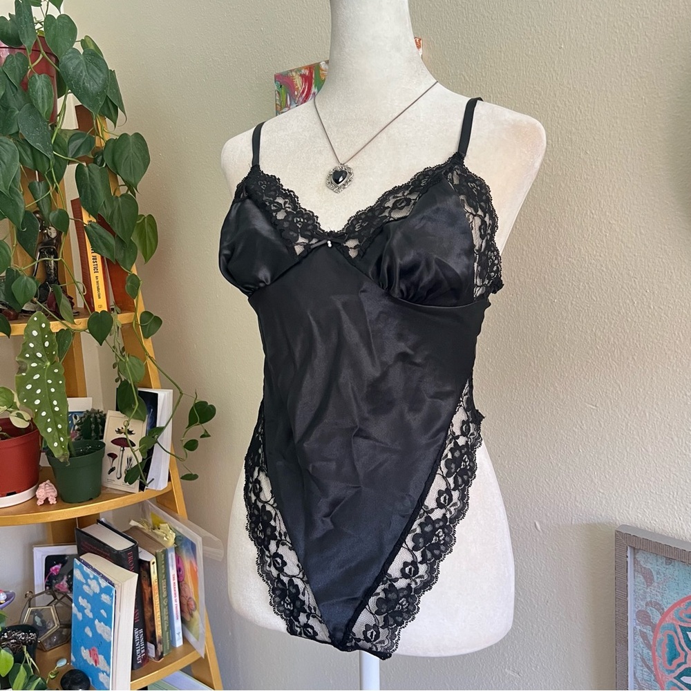 vintage black lace bodysuit 🐈‍⬛